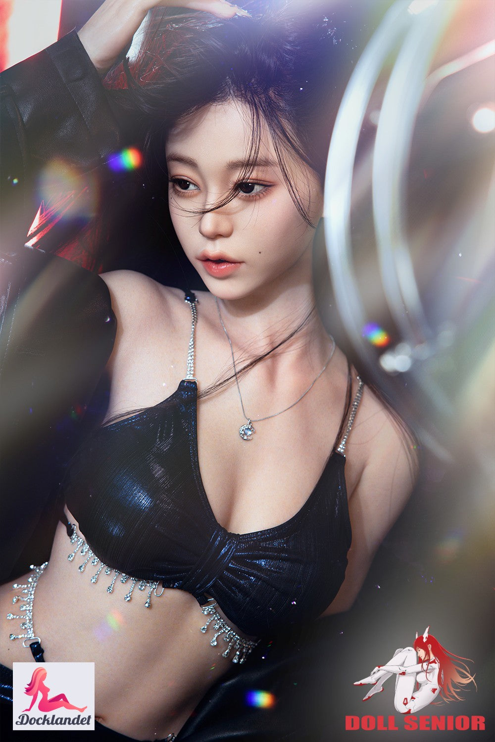 Songying är en silikon-docka med asiatiska stil från märket Doll Senior. En sexdocka som är 165 cm lång med en petit elegant kropp och små bröst i storlek B-kupa. Doll Senior tillverkar realistiska dockor med imponerande kroppsformer och en högsta nivå av realism.