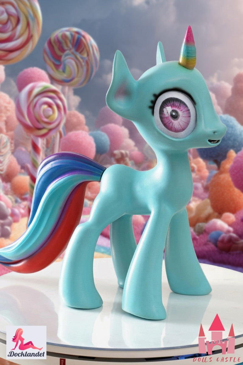 Mini ponni sex doll fra det kjente merket Dolls Castle. For deg som fantaserer om en fantasy ponni eller for deg som samler. Denne ponnien sex doll har et utseende lett inspirert av tegneserieserien «My Little Pony». For de av dere som er fan av denne serien, enten du er kvinne eller mann (en «brony»), er denne dukken en fin kreasjon som passer inn i enhver «My Little Pony»-samling. Akkurat som de fleste andre dukker i vårt sortiment, kan denne dukken bestilles uten realistisk skjede/anal. Hvis du vil ha th