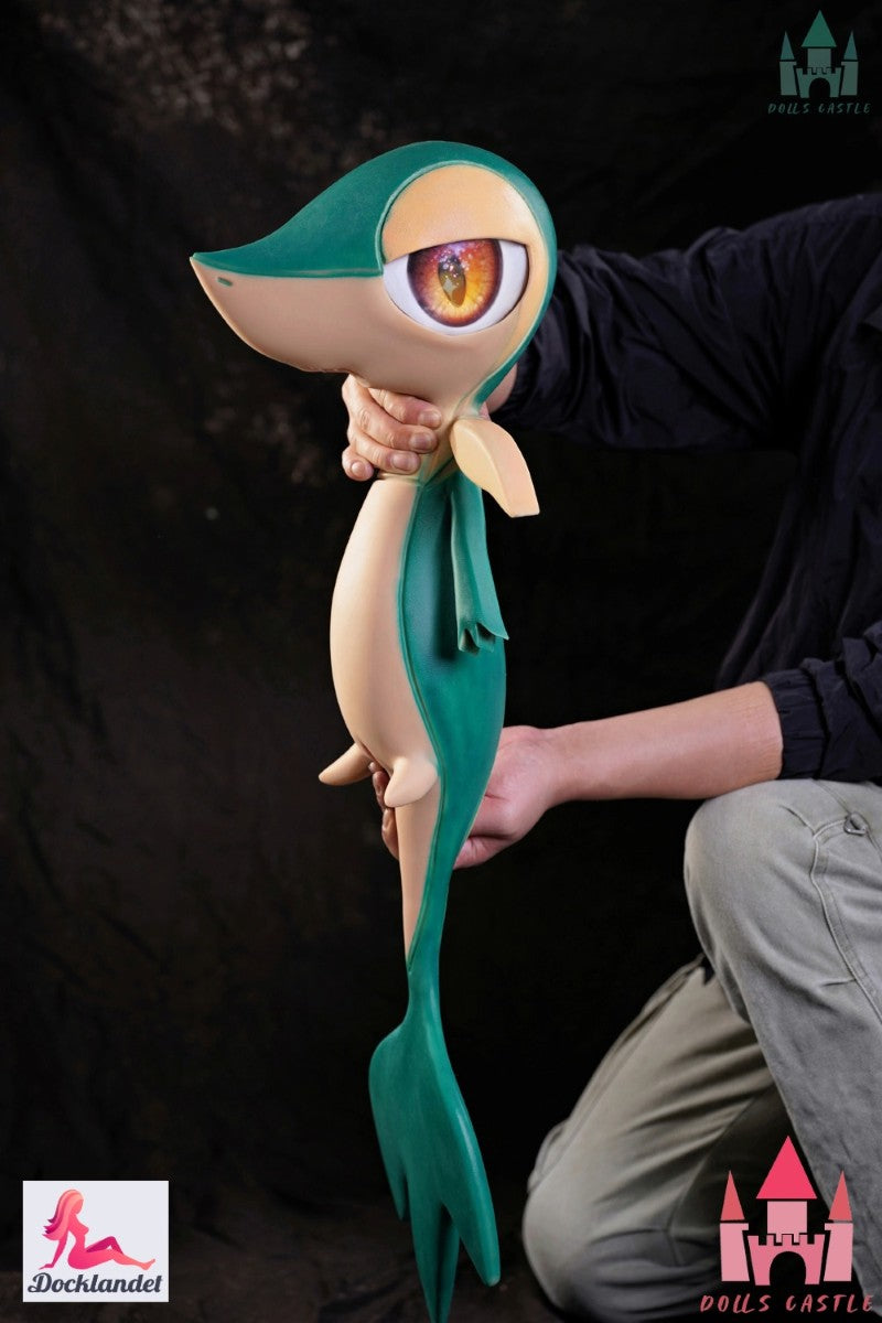 Pokemon sexdukke Snivy fra merket Dolls Castle. En 80 cm lang cosplay dukke inspirert av den populære Pokemon Snivy. 