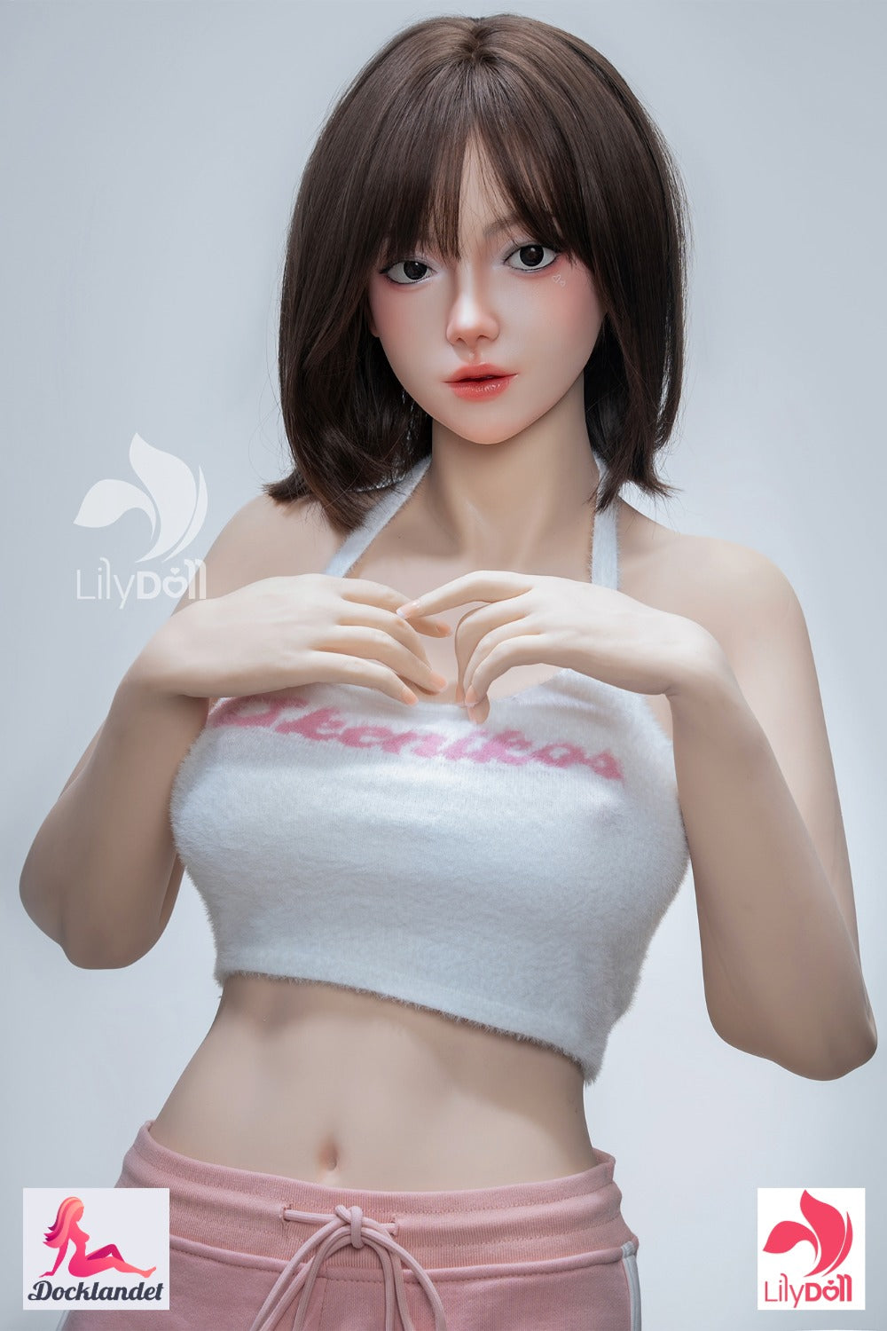 LilyDoll Elara-B sexdocka i sensuell pose med F-kupor