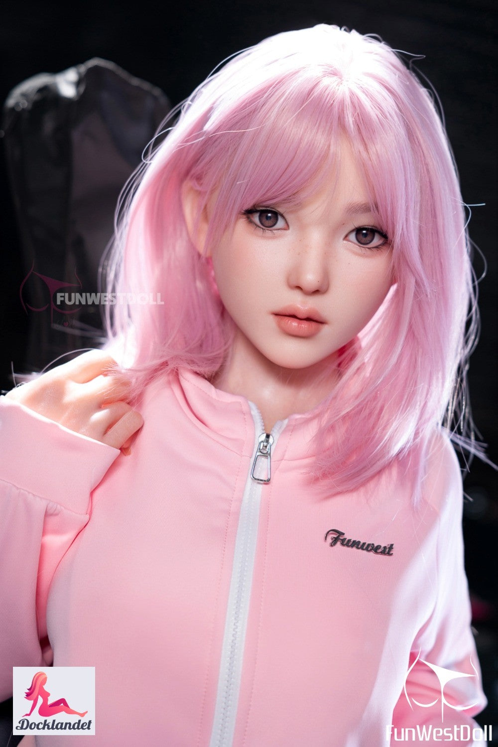 Nika är en realistisk docka av högsta kvalitet ifrån det kända märket FunWest Doll. En 152 cm lång sexdocka med en naturligt formad kropp och bröst med storlek D-kupa. Denna docka är utrustad med "real skin texture" (RST) och har en extra verklig hud som möjliggjorts genom en extremt detaljerad gjutnings-process. Nika är en enastående docka och perfekt för dig som söker en så realistisk upplevelse som möjligt.