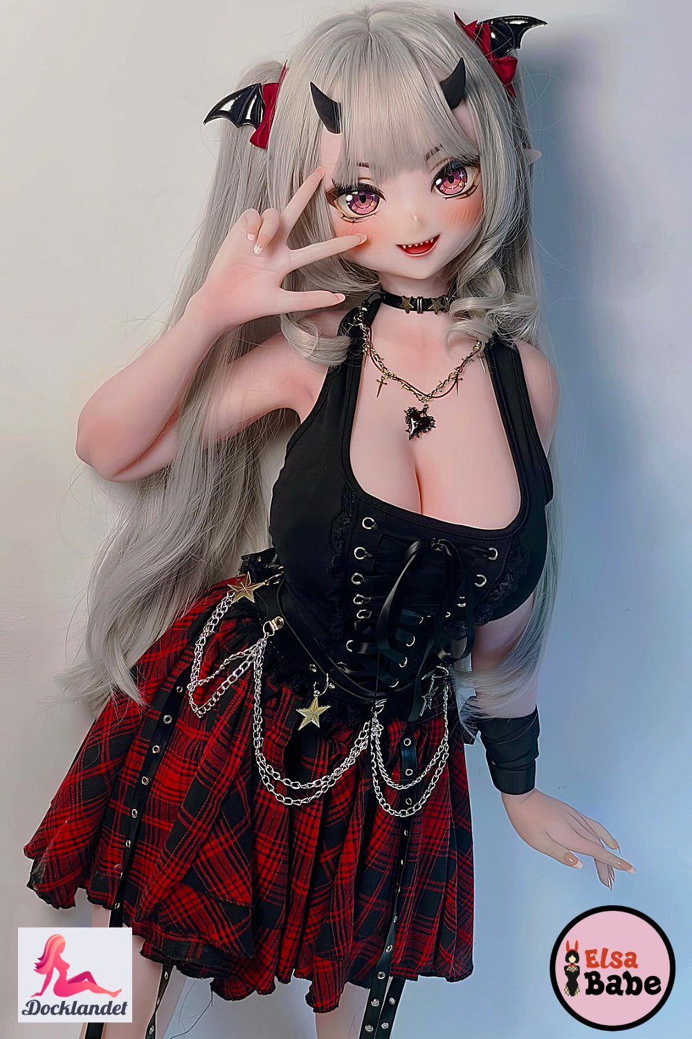Tachibana Mano 148 cm Elsa Babe anime silikondukke med lyst hår, rosa øyne, horn og svart fantasy-antrekk.