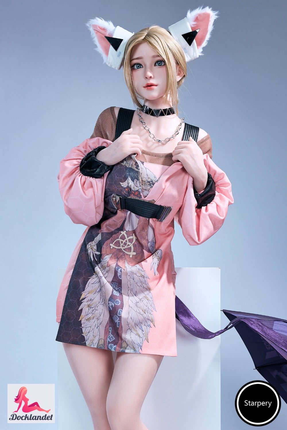 Winnie 152 cm Jarliet silikon babydukke som står naken ved stranden ved solnedgang med naturlig kurvet kropp og brunt hår.